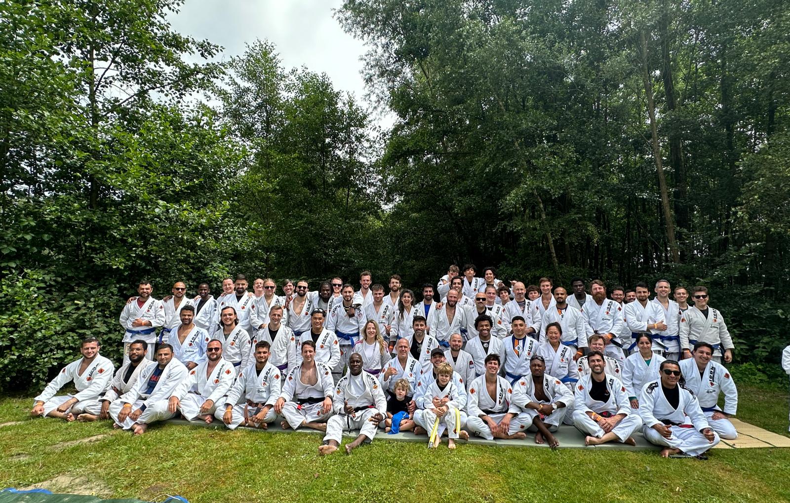 L'équipe d'Icon Jiu-Jitsu réunie en kimono après un entraînement