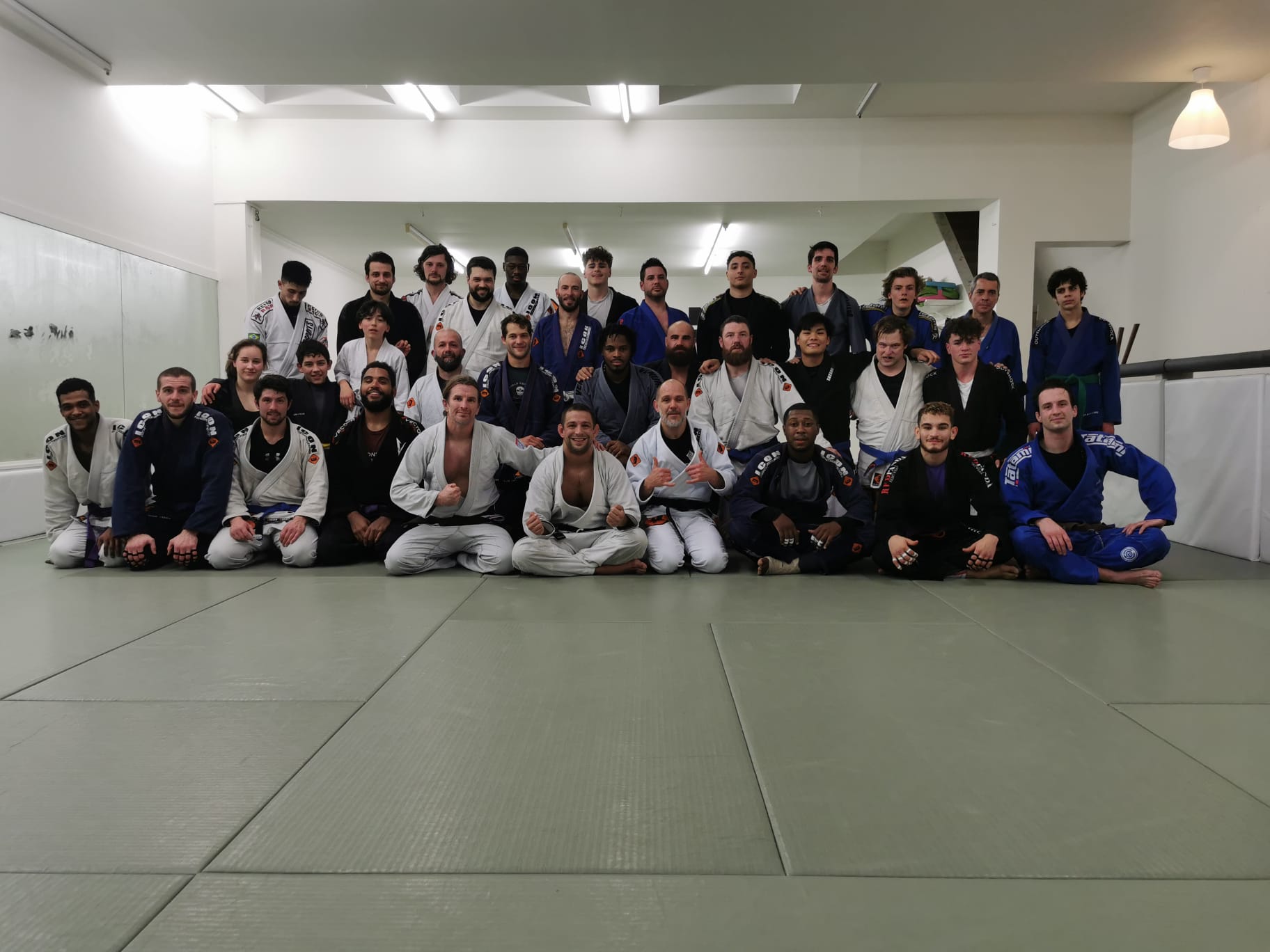Les membres du club réunis sur les tatamis en kimono