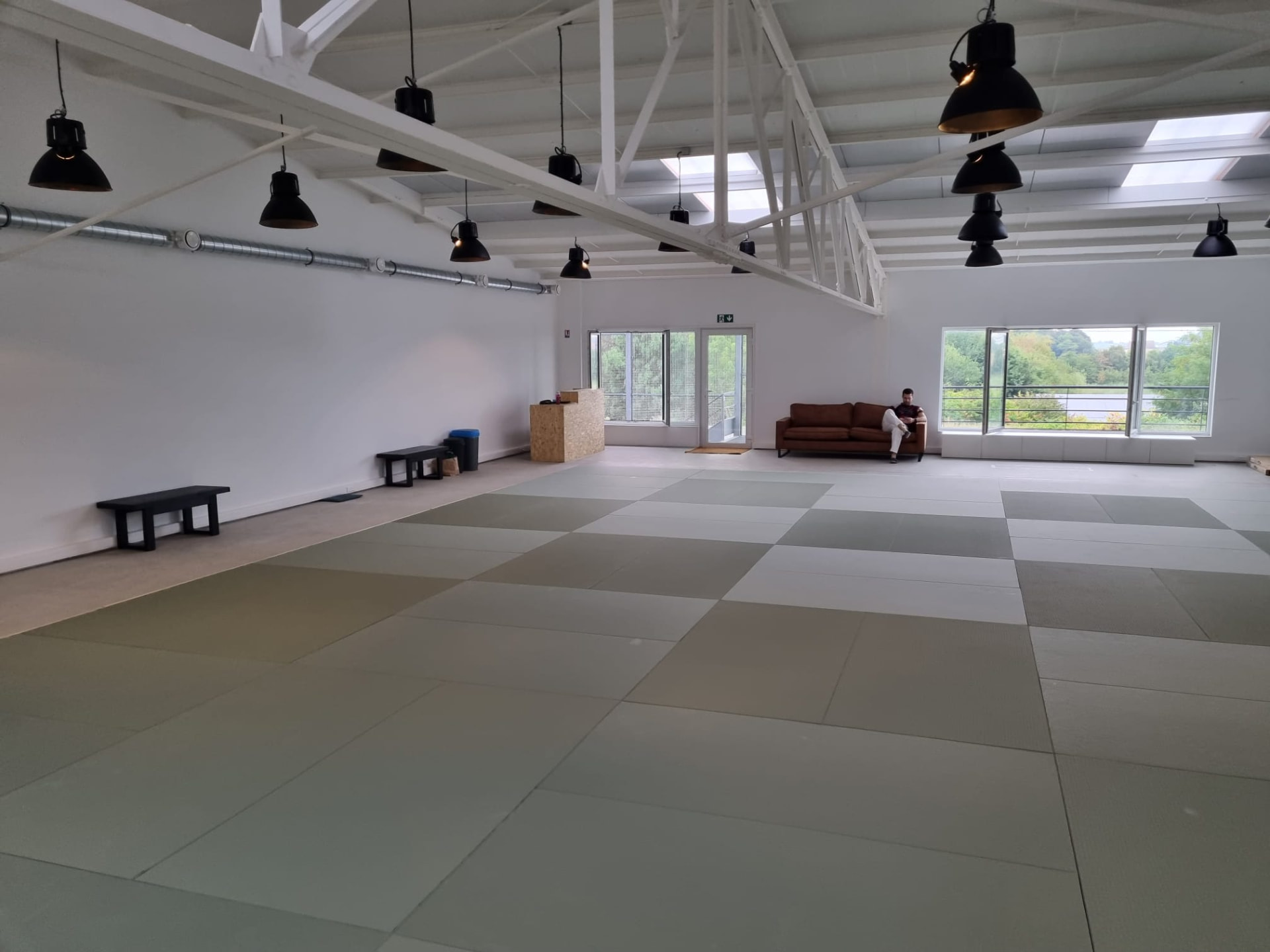 Vue d'ensemble des tatamis de la salle d'Icon Jiu-Jitsu Waterloo